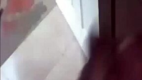 Siivoojatyttö imee kullia ja saa kovan panon.