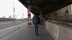 L'ado Yenna Love se fait baiser par le vieux papy Mireck