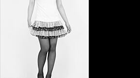 Çorap fetişi iç çamaşırı ve bacakları detaylı sahnelerde içeriyor