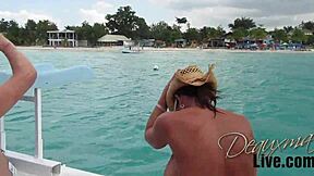 Деоксма показывает свое милф тело на публичной поездке на катамаране, дразнит на улице