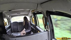 Şık kadının takside kıçının sikildiğini gördüm. Gizli kamera oralı da yakaladı.