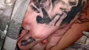 Üvey kız kardeşimi dinlenirken bulup sikimi boğazına ve memelerine soktum 😈