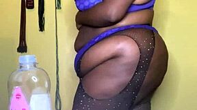 Domme voert hypnose fetisj sessie uit met grote tieten en kont betrokken