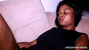 Fotograf og model har intens knulning med stor pik, der fører til creampie i offentlig gangbang.