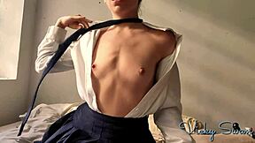 Ho una Sorpresa di Gomma tra le Gambe che Mi Ha Dato un Orgasm Forte dalla Masturbazione con Dildo