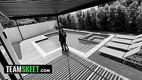 밀리 모건과 도니 락, 팀스킷의 야생 욕실 후크업