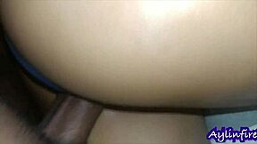 مؤخرة لاتينية كبيرة مدهونة تأخذ زب عملاق بقوة!