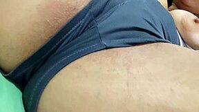 Ação provocante de esfregar o clitóris