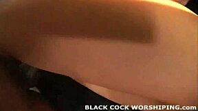 תראה איך הוא דוחף לי את התחת עם זין שחור ענק?