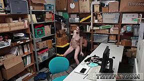 Lažni taksi trojka: policajac i sitna emo curica uhvaćeni od crnca prvi put hardcore