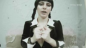 जेओआई वेडनेसडे एडम्स हेलोवीन प्ले के लिए तुमसे क्रेव करती है