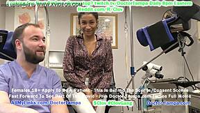 Tinejdžerka pacijentkinja se skida za doktora u klinici Tampa