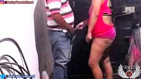 אני אוהבת להציג את התחת שלי לשליחים ולמצוץ להם