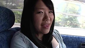 Hun giver en spændende dyb-hals blowjob i 69-stilling.