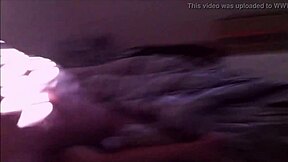 Φίλοι από το κολέγιο γυρίζουν νέα γυναίκα μπροστά στον άντρα