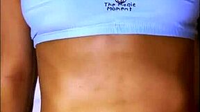 La studentessa di scambio resta nell'appartamento del tutor maschio e lo vuole scopare