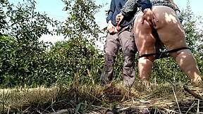 Sormi tuon milfin perseä kun hän masturboi ja tulee.