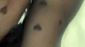 Trochę 18+ perwersyjnej zabawy z kajdankami i seksownym fetyszem stóp