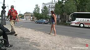 이 맨발 노예가 버스에서 박히는 거 봐!