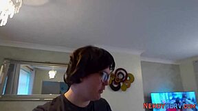 Stor tjej suger kuk hårt och djupt