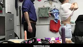 Perywersyjna złodziejka złapana przez strażnika pragnącego jej słodkiej muffinki