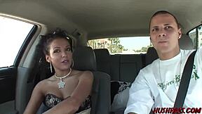 Cholera tak! Super seksowna Maya Gates dostaje w dupę na podwórku POV ruchanie! Patrz jak jeździ!