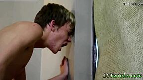 היי, רוצה לצפות בי עם בחור אחר הלילה?