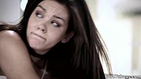 19-årig styvdotter böjd över för anal doggystyle