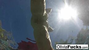 Olivia fingerar sig vilt vid poolen idag