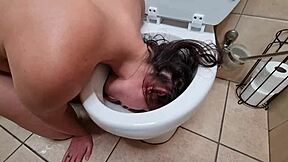 Βρόμικη πόρνη, γιατί γλείφεις αυτή την αηδιαστική τουαλέτα; Δεν πιστεύω ότι βάζεις το κεφάλι σου σε αυτές τις βουτιές!