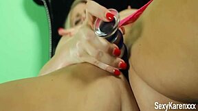 Карен Фишер отдыхает на диване, играя со своим дилдо