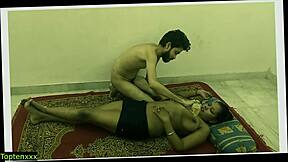 Desi landsbypige kneppet hårdt i varm hindi massage salon med rå anal action.