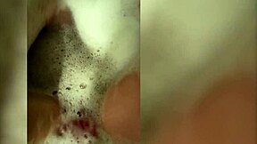 Csaj maszturbál a fürdőben és dildóval baszza magát