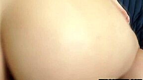 زوجة الأب تم القبض عليها وهي تبتلع مؤخرة عمة الزوجة - ثلاثي شرجي