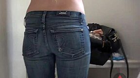 Sovány szőke vált farmerről szoknyára a fürdőben, meztelenül és borotválva