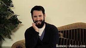 Η goth κοπέλα απολαμβάνει διασκέδαση με τον σύντροφό της