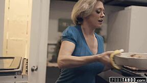 Čistý tabu nevlastní rodiče vítají teen 18+ nevlastní dceru s nevlastním bratrem