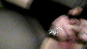 Η Madame Butterfly Ρολάρει ως Σέξι Κυρία που Αυτοϊκανοποιείται Μόνη