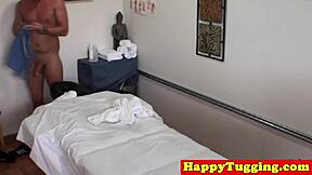 Настоящая азиатская массажистка, ты дрочишь ему? Скрытая камера ловит нуру-ручной минет