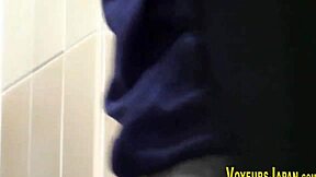 जापानी टीन यूनिफॉर्म में अपनी टाइट चूत को पैशन से फिंगर करती है