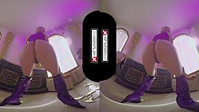 Carly Rae Summers rider i VR cosplay