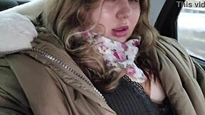 大奶胖可爱在后座出租车里玩耍