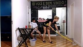 Fairy Mel, la bionda pornostar europea, fa un pompino profondo a un grosso cazzo nero