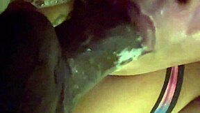 האם יפהפיה מעורבת הזו יכולה להתמודד עם הזין השחור הענק בפה שלה?