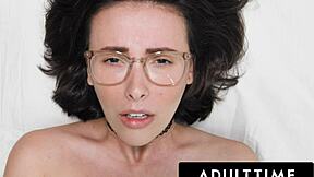 Adult Time utforskar hur Casey Calvert når intensiv orgasm i soloseans