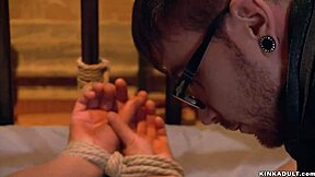 Bağlı Güzel Kadın Büyük Sikli Efendiye Teslim Oluyor