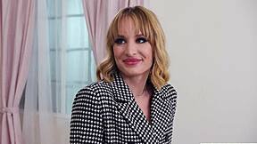 De ce nu lingi și fuți secretara blondă?