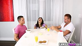 Já se perguntou como a linda gata Michelle Martinez leva foda dura?