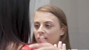 Brunette bliver slikket af sin liderlige milf nabo