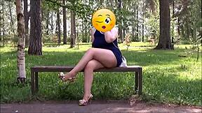 Blottar under kjolen i parken idag